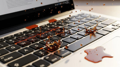 ماذا تفعل عند انسكاب الماء على اللابتوب؟ دليل الإنقاذ الكامل (تحذير: لا تستخدم الأرز!) 92 مدونة مجنون كمبيوتر